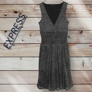 🌺EXPRESS SLEEVELESS V NECK SMOCKED WAIST DRESS